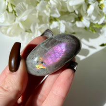 Load image into Gallery viewer, Labradorite Plamstone 3
