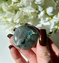 Load image into Gallery viewer, Labradorite Plamstone 7
